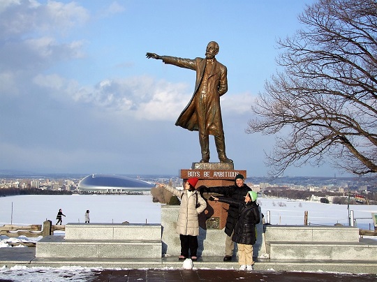 クラーク博士像前の写真