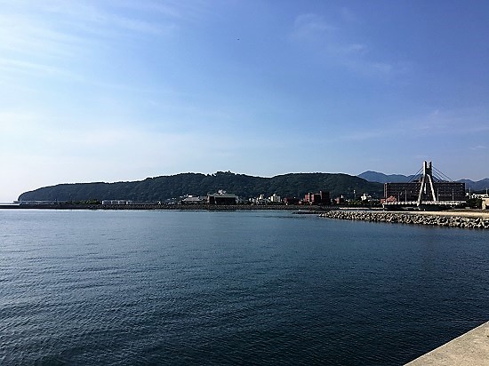 防波堤から洲本中心部方向を見る