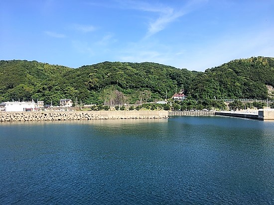 防波堤から駐車場方向を見る