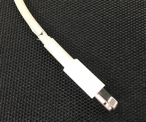 Lightningケーブルの破れ