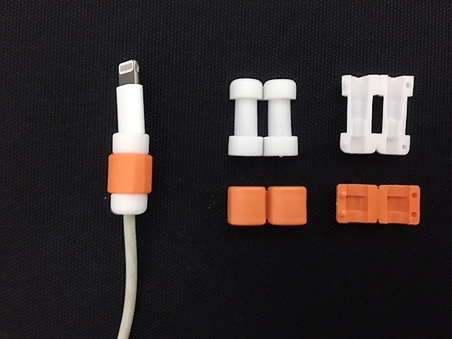 iPhoneケーブルガードの中身と取り付けた状態