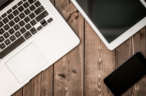 タイトルイメージ写真＝PC、タブレット、スマートフォン