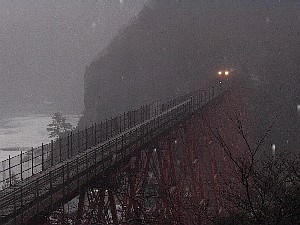 餘部駅から撮影したあまるべトンネルを出てきた列車